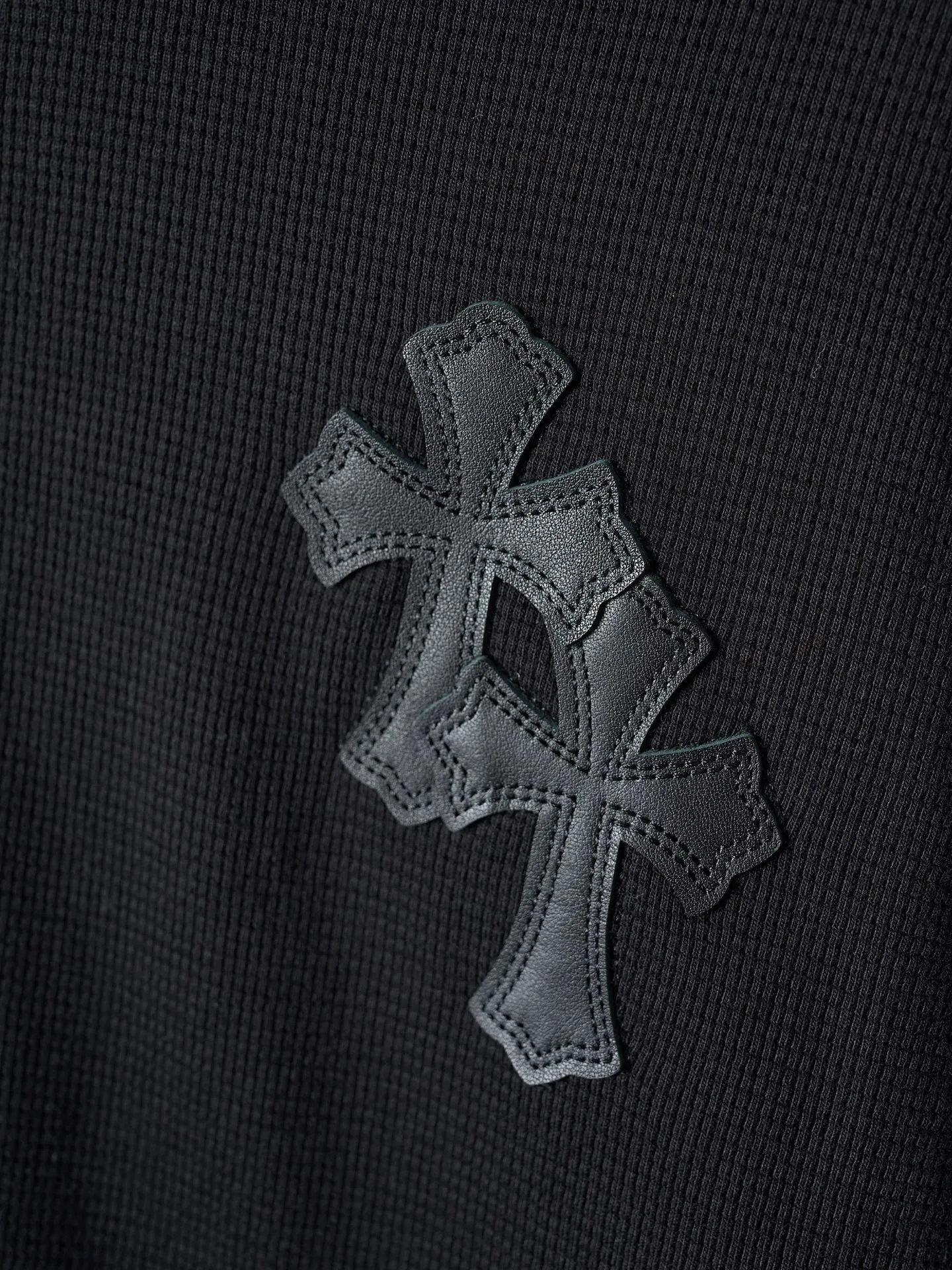 P340 Actual hanging auction] Chrome Hearts/Chrome Hearts Waffle Cross Leather Appliqué Silver Button Long Sleeves [Ready Stock] S M L XL Customized Pure Cotton Waffle Yawei with Fine Texture, Softness and Moisture. The calmness of black and the flexibility of waffle complement each other. The Chrome Hearts Cross leather decoration on the chest becomes the ultimate interpretation of the dark Gothic style. The hand-stitched logo button is like a miniature work of art, which is more noble and elegant. The iron plate with the logo on the back sways slightly as the body swings, adding a sense of movement and vitality. It is unobtrusive but has an indescribable aura. It interprets the perfect blend of retro and luxury. It adopts imported machine appliqué embroidery technology and uses advanced computer control systems and precise mechanical components to realize the Chrome Hearts cross leather appliqué operation. It presents an embroidery effect with both clarity and three-dimensionality. The fabrics have been washed and have a better hand feel. They are not easy to deform, shrink or fade. Maintains long-lasting beauty with a loose fit